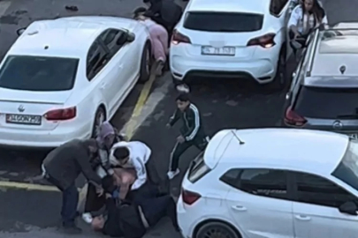 Adliye önünde iki aile arasında yumruk yumruğa kavga çıktı