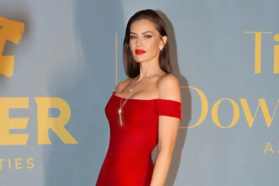 Fahriye Evcen Dubai'ye gitti! Kırmızı elbisesiyle pozlar verdi