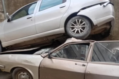 Zonguldak’ta rampada geri kayan otomobil, park halindeki aracın üzerine düştü