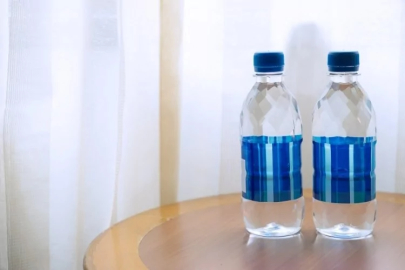 Arabasına koyduğu su şişesi pahalıya mal oldu...