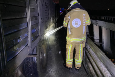 Bursa yolunda faciadan dönüldü! Deri yüklü tırda yangın...