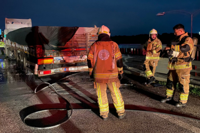 Bursa yolunda faciadan dönüldü! Deri yüklü tırda yangın...