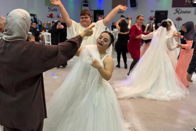 Down sendromlu 7 genç kız, temsili düğünde gelinlik giydi