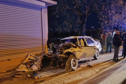 Otomobil konteynere, kamyonete ve evin duvarına çarptı: Ölü ve yaralı var...