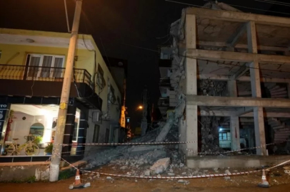 Yıkım sırasında kopan beton parçaları yandaki eve zara verdi