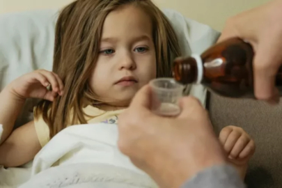 4 yaş altı çocuklarda öksürük şurubu risk oluşturuyor