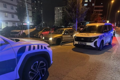 Polise çarptıktan sonra kaçmaya çalışan araçtaki 4 kişi yakalandı