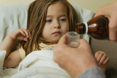 Uzmanlardan uyarı: 4 yaş altı çocuklarda öksürük şurubu risk oluşturuyor