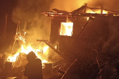 Adana'da ev yangını: Alevler okul lojmanına sıçradı