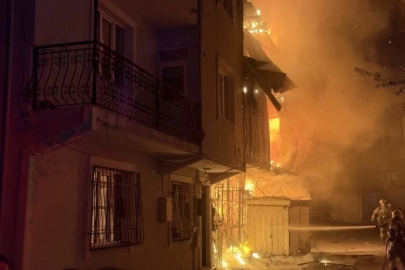 Bursa'da 3 katlı binada korkutan yangın!