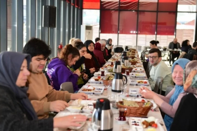 Bursa'da engelli bireyler ve aileleri kahvaltıda buluştu
