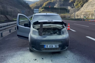 Bursa'da seyir halindeki araç alev aldı!