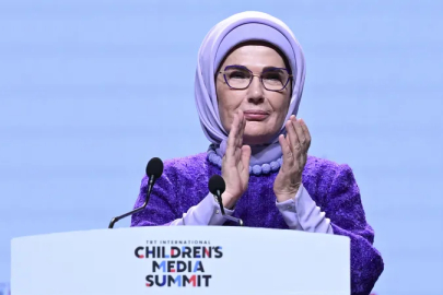 Emine Erdoğan, dijital çağ konusunda uyarıyor: Yetişkinler ekrana gömüldükçe çocuklar da aynısını yapıyor