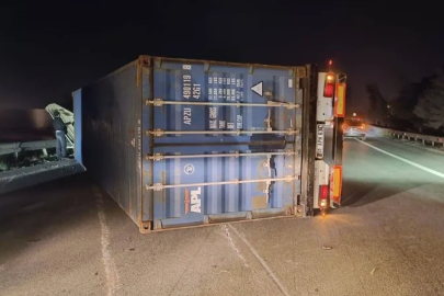 Hatay’da fırtına: Tırlar yola devrildi