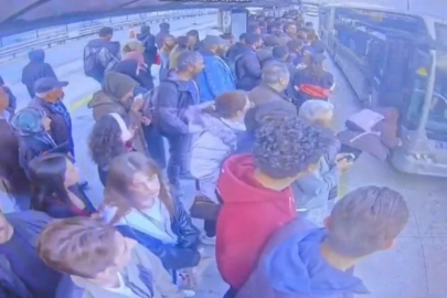 Metrobüs durağında dehşet! Saniye saniye kamerada