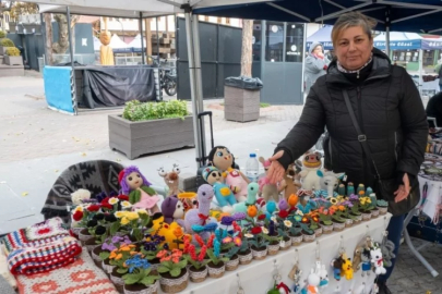 Soğuk havayı el emeği çiçekleriyle ısıtıyor