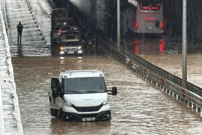 Antalya'da göle dönen alt geçitte can pazarı: 8 kişi kurtarıldı