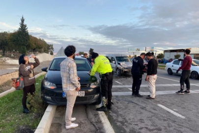 Arızalanan park halindeki otomobile hafif ticari araç çarptı: 2 yaralı