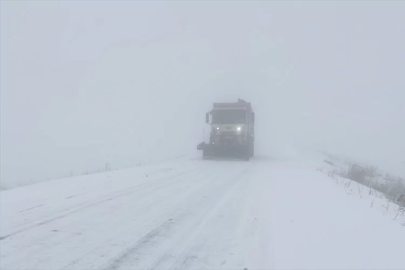 Kars-Göle kara yolunda kar ve sis ulaşımı olumsuz etkiliyor