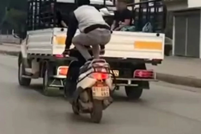 Motosikleti önce çömelerek, sonra yatarak sürdü