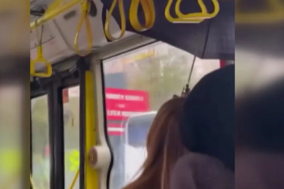 Otobüs yağmur alınca çareyi şemsiye açmakta buldu