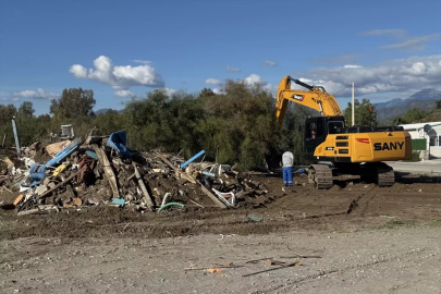 Fethiye sahilinde imara aykırı yapılar yıkılıyor