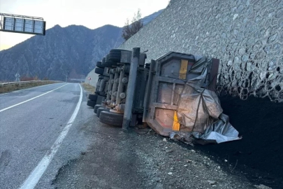 Kömür yüklü tırın devrilmesi sonucu sürücü yaralandı