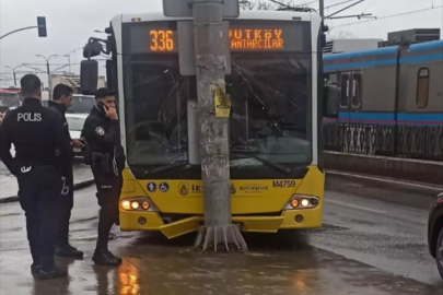 Sultangazi'de İETT otobüsü kayganlaşan yolda kaza yaptı