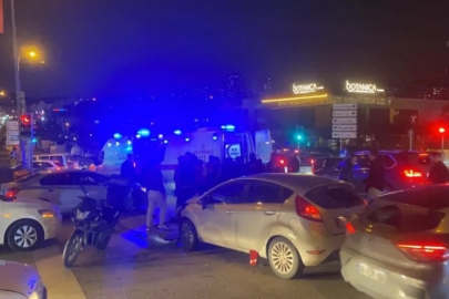 Işık ihlali yapan otomobil, iki motosiklete çarptı: 2 yaralı