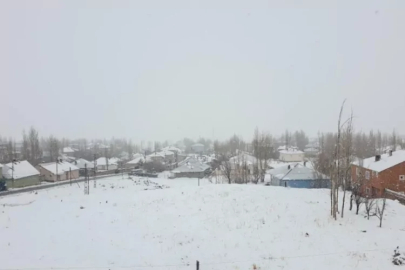 Van kara teslim oldu! Yollar kapandı, kar kalınlığı 50 santimi buldu