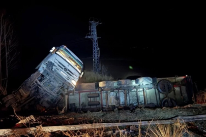 Yaralıya yardım etmek istedi, emniyet şeridindeki otomobiline ticari araç çarptı: 4 yaralı