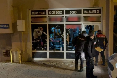 13 yaşındaki kız çocuğuna taciz iddiasıyla spor salonunun camlarını kırdılar