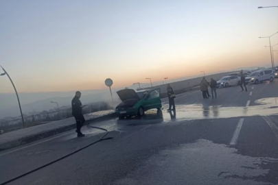 Elazığ'da seyir halindeki araç alev aldı