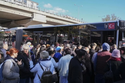 Metro raydan çıktı, duraklarda yoğunluk oluştu!