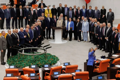 TBMM’de AK Partililerden CHP'li vekil ile selfie pozu