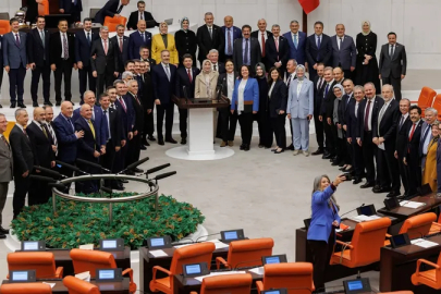 TBMM’de AK Partililerden CHP'li vekil ile selfie pozu