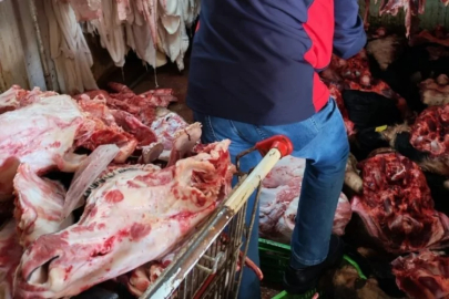 Vatandaşlara bunları yedireceklerdi: Mide bulandıran görüntüler kamerada!