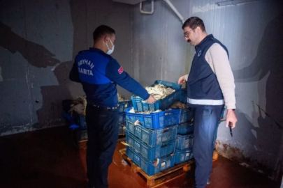 Depo kokunca ekipler harekete geçti! 25 kasa tavuk...