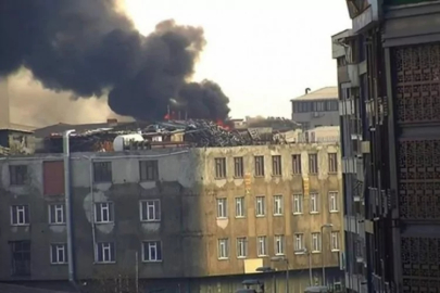 Can pazarı yaşandı! Çatıda başlayan yangın binayı sardı...