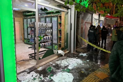 Markete el bombası attılar...