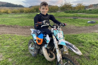 Bursa'da minik motokrosçu Poyraz Kalender sezonu şampiyonlukla tamamladı