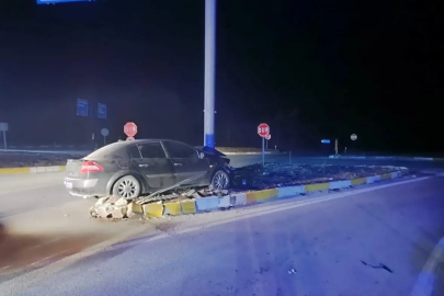 Konya'da otomobil refüje çıktı: 3 yaralı