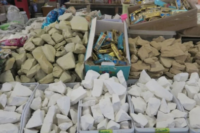 Toprak yiyorlar! Nedenini duyanın ağzı bir karış açık kalıyor