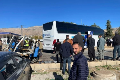 Yolcu otobüsü ile traktör çarpıştı