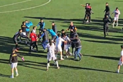 Amatör maçta saha karıştı! Tekme ve yumruklar havada uçuştu...