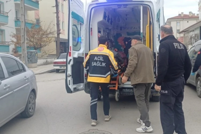 Arkadaşıyla şakalaşırken bıçağın üzerine düşen genç yaralandı