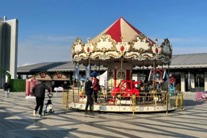 Bursa'da müzik, eğlence ve lezzet... Yeni yıl heyecanı bir meydanı daha sardı!