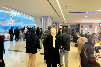 Bursa'daki AVM'de pazar izdihamı! Yemek katında masa krizi...