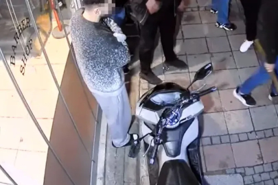 İstanbul'da kuaför dükkanına baltalı saldırı kameraya yansıdı