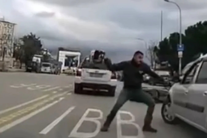 İstanbul trafiğinde gergin anlar: Motosiklet sürücüsü kaskıyla otomobile saldırdı